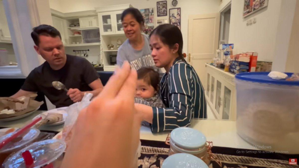 Gracia Indri tampak makan bersama keluarganya