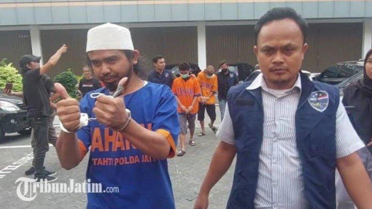 Gus Samsudin masih bisa cengar-cengir meski kini jadi tahanan