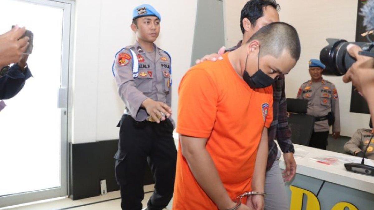 Tersangka HG yang mencabuli siswi SMP tetangganya hingga hamil saat diperlihatkan di Mapolres Ponorogo, Jumat (8/9/2023). Tersangka HG saat ini ditahan di Polres Ponorogo.