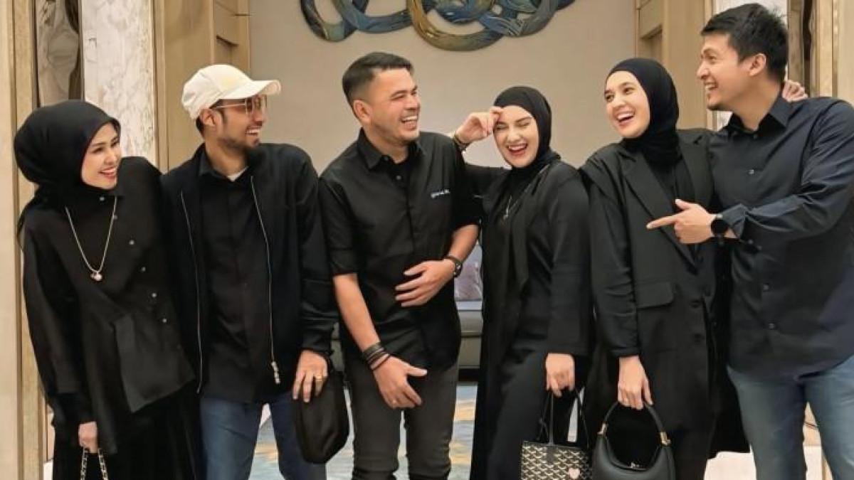 GAYA NONGKRONG HALDY SABRI - Haldy Sabri tampil serasi dengan gaya kasual kekinian yang tak kalah modis dari Dimas Seto, suami Dini Aminarti.