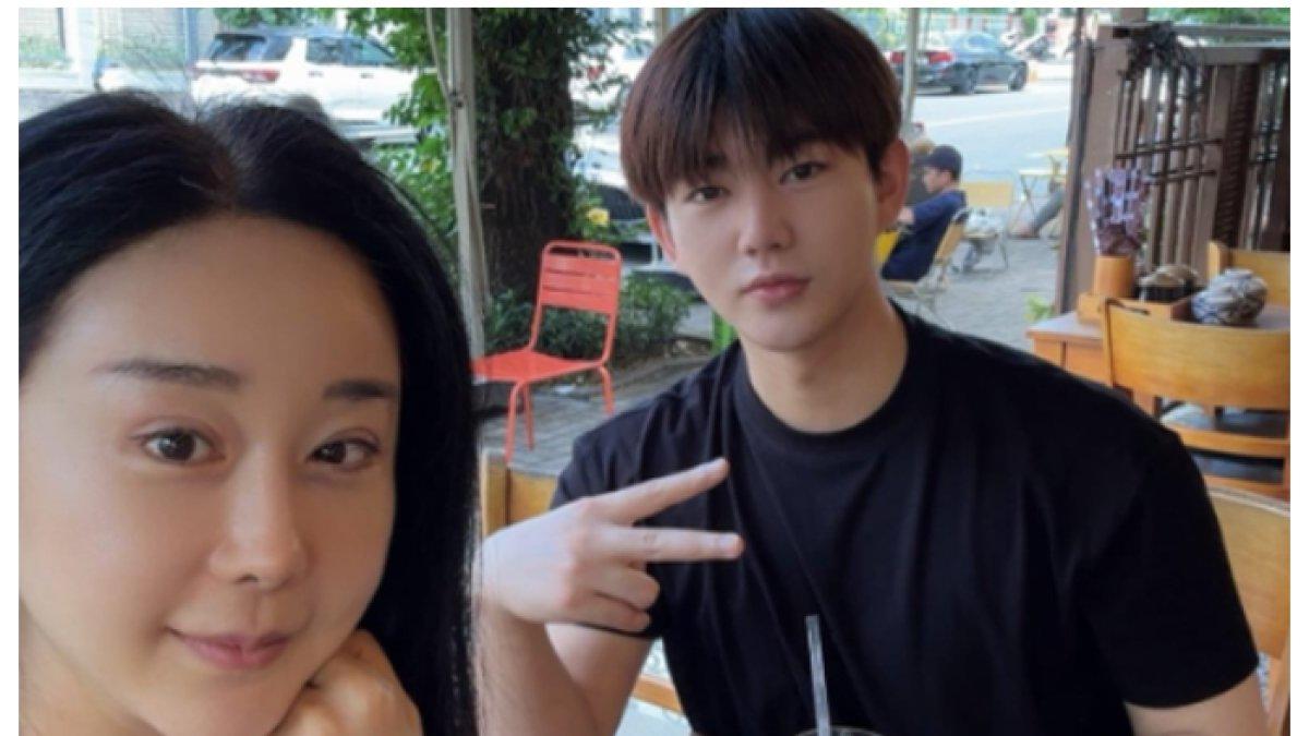 HAM SO WON MEMBUAT WISUDA ANAKNYA DENGAN MEMBERI KEJUTAN KEPADA ANAKNYA - Momen haru! Ham So Won dan mantan suaminya bersatu kembali di wisuda putri mereka. Tanpa canggung, keduanya hadir demi kebahagiaan sang anak!