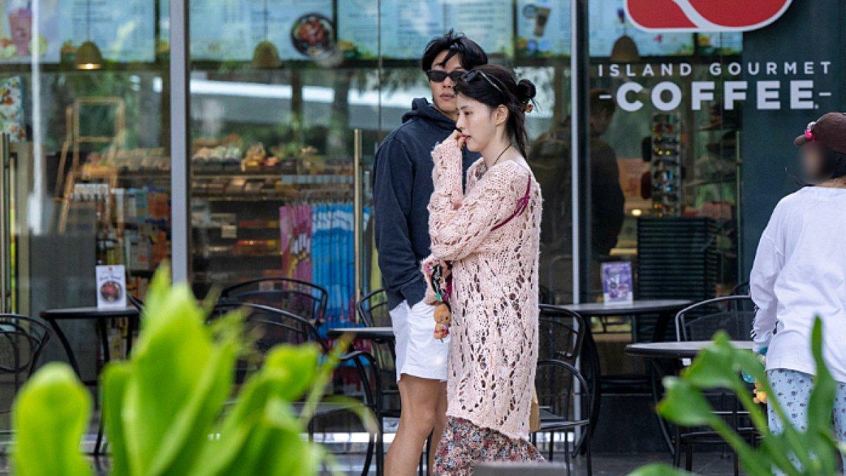 Han So Hee dan Ryu Jun Yeol berdiri berdekatan namun tak saling berhadapan maupun berpandangan