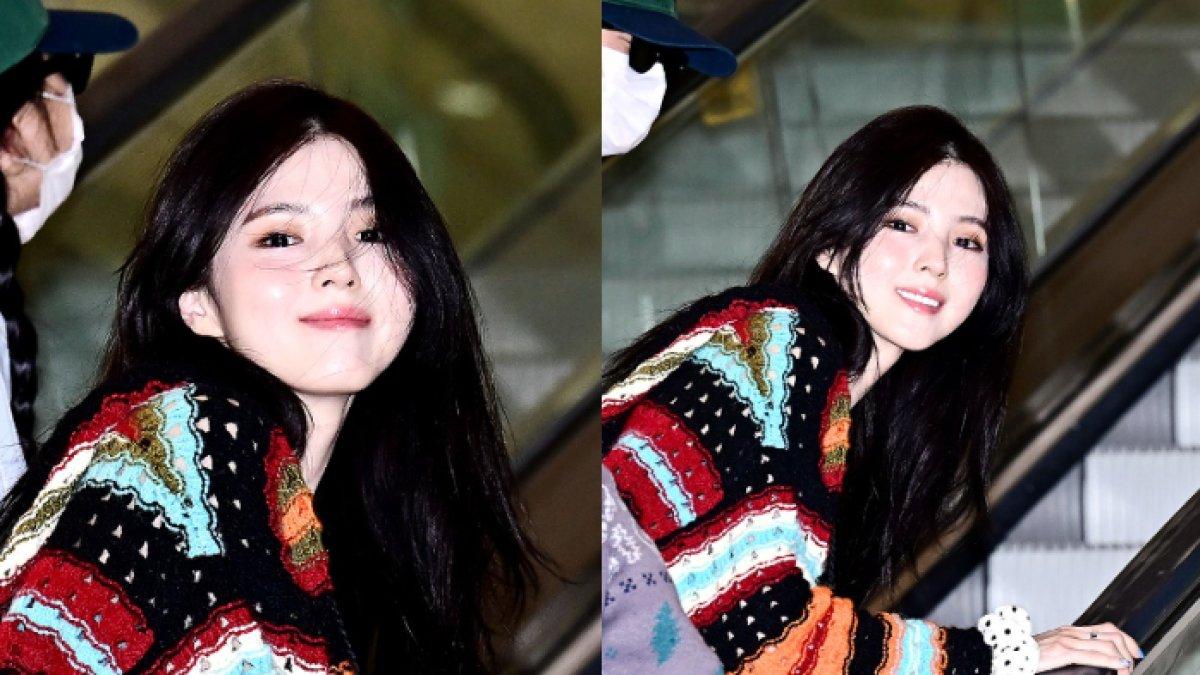 Han So Hee yang sedang menaiki eskalator sampai rela menoleh ke belakang dan senyum ke kamera