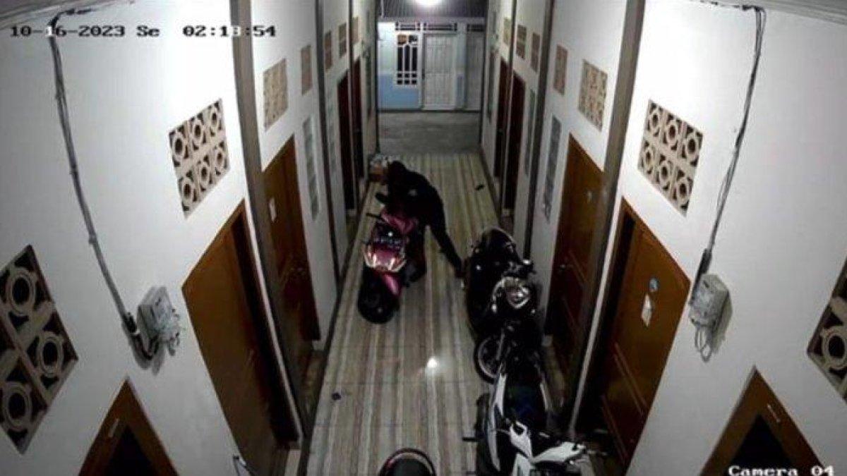 Hanya butuh 8 detik, aksi seorang pencuri di Sawah Lebar Baru Kota Bengkulu, berhasil membobol kontak motor merk Yamaha Mio M3, terekam kamera CCTV.