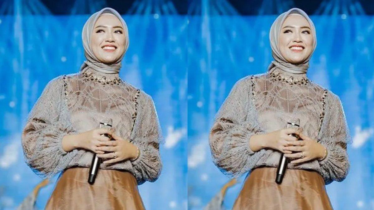 Happy Asmara manglingi pakai hijab