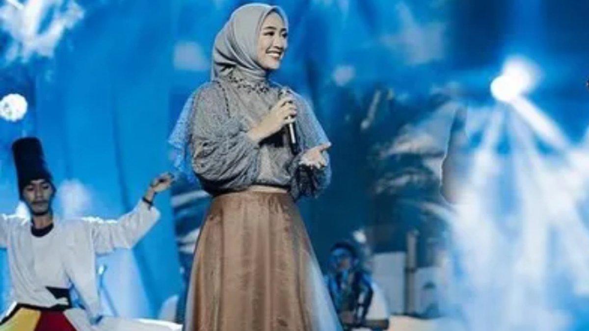 Happy Asmara tampil cantik dan anggun
