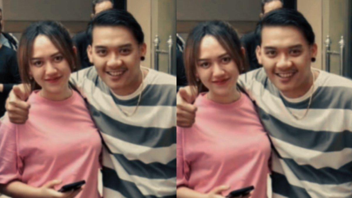 Happy dan Gilga berdiri berdekatan dan kompak tersenyum