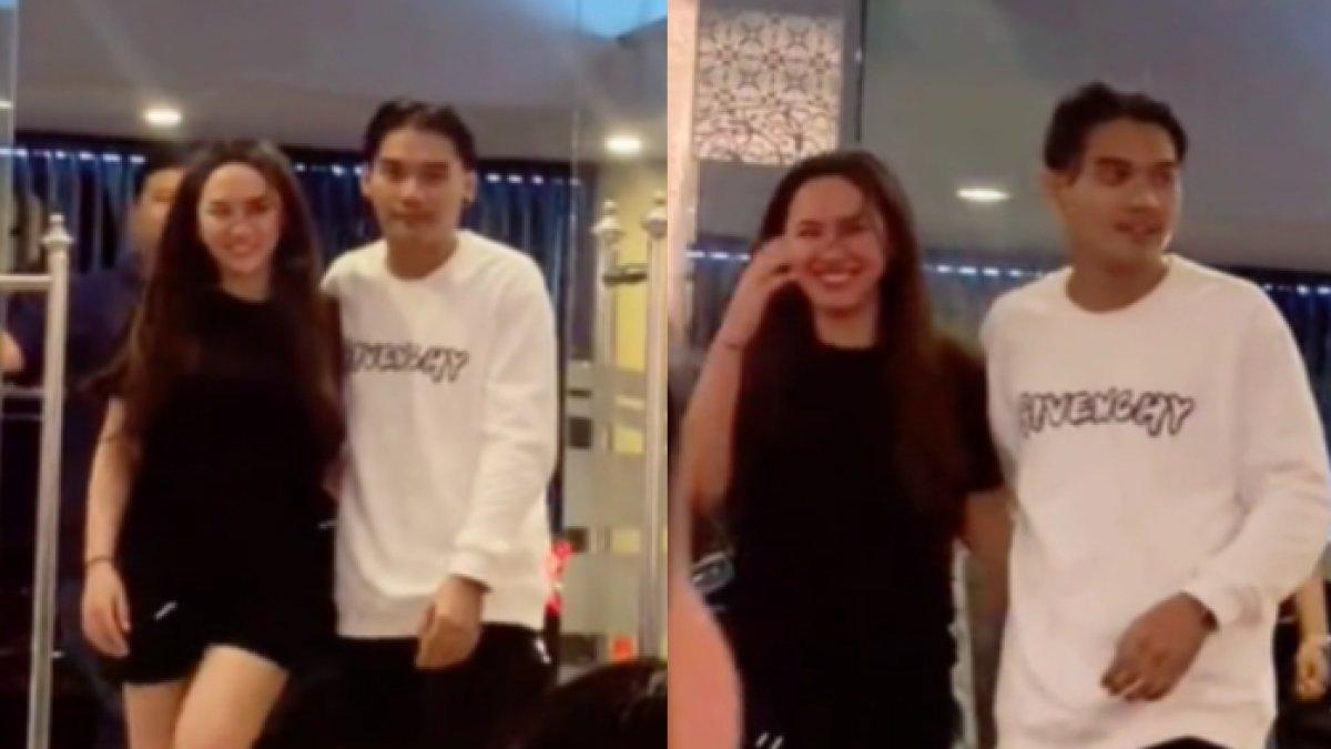 Happy dan Gilga berjalan sambil memegang punggung satu sama lain