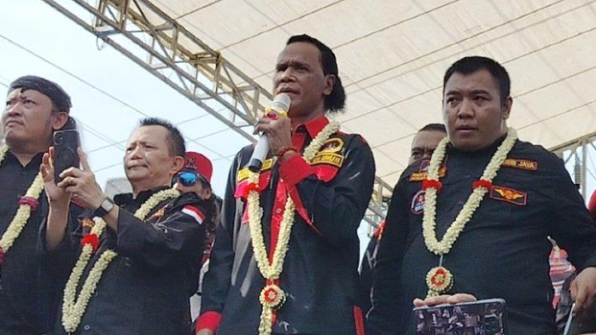 Ketua Umum GRIB Jaya, Hercules saat deklarasi dukung Prabowo-Gibran di Desa Klampis, Brebes, Jawa Tengah, Kamis (25/1/2024).