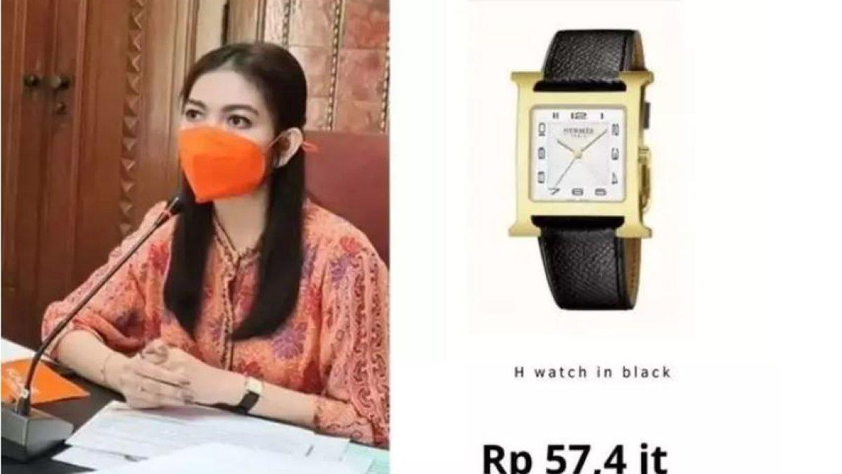 Istri Gibran juga memiliki koleksi jam tangan merek ternama yakni Hermes seri H Watch in Black yang ditaksir mencapai Rp 57,4 juta.