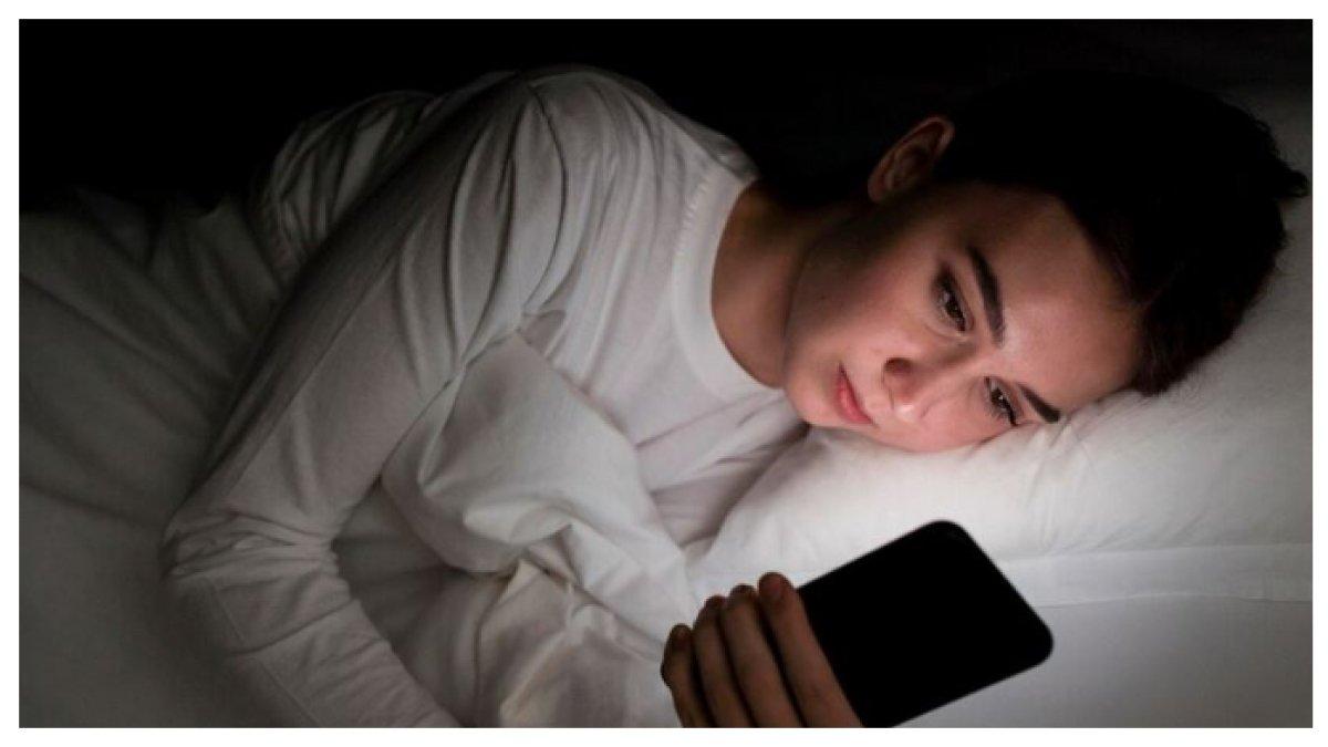 HINDARI CEK HP SAAT BANGUN TIDUR - Kebiasaan langsung mengecek email, berita, atau media sosial di pagi hari bisa mengacaukan pikiran dan meningkatkan stres.