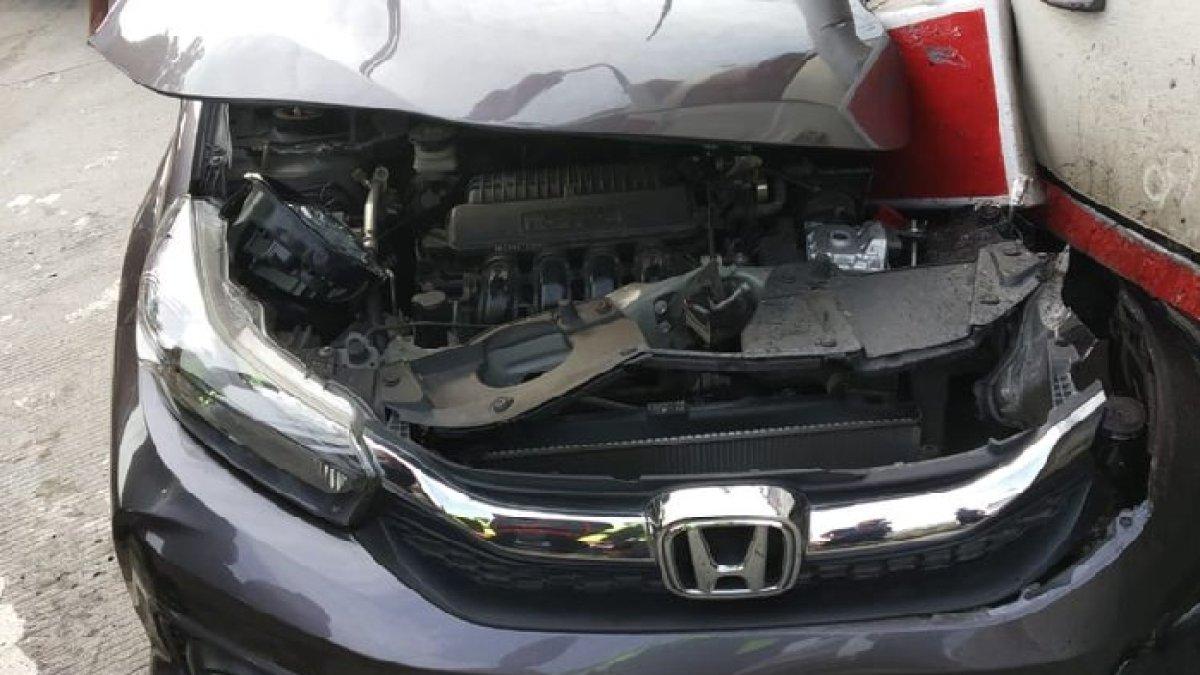 Honda Brio AD 9239 YP terseret hingga 150 meter dalam kecelakaan di gerbang tol Bawen.