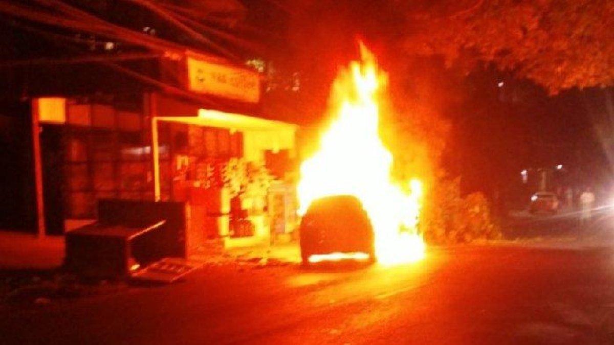 Honda Jazz habis terbakar usai menabrak rak bensin eceran toko kelontong yang berada di Jalan Mayjen Panjaitan Kecamatan Klojen Kota Malang, Minggu (10/9/2023) dinihari.