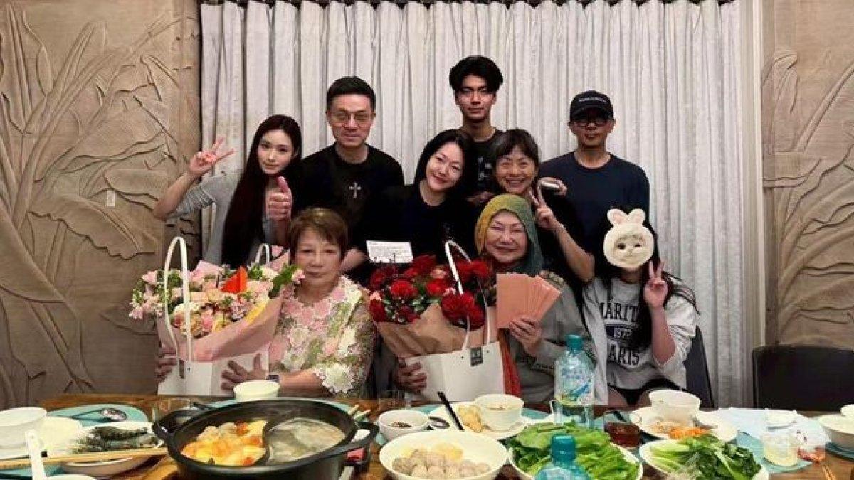 Huang Chunmei, ibunda Barbie Hsu membagikan foto keluarga. Kondisi fisik DJ Koo jadi sorotan.