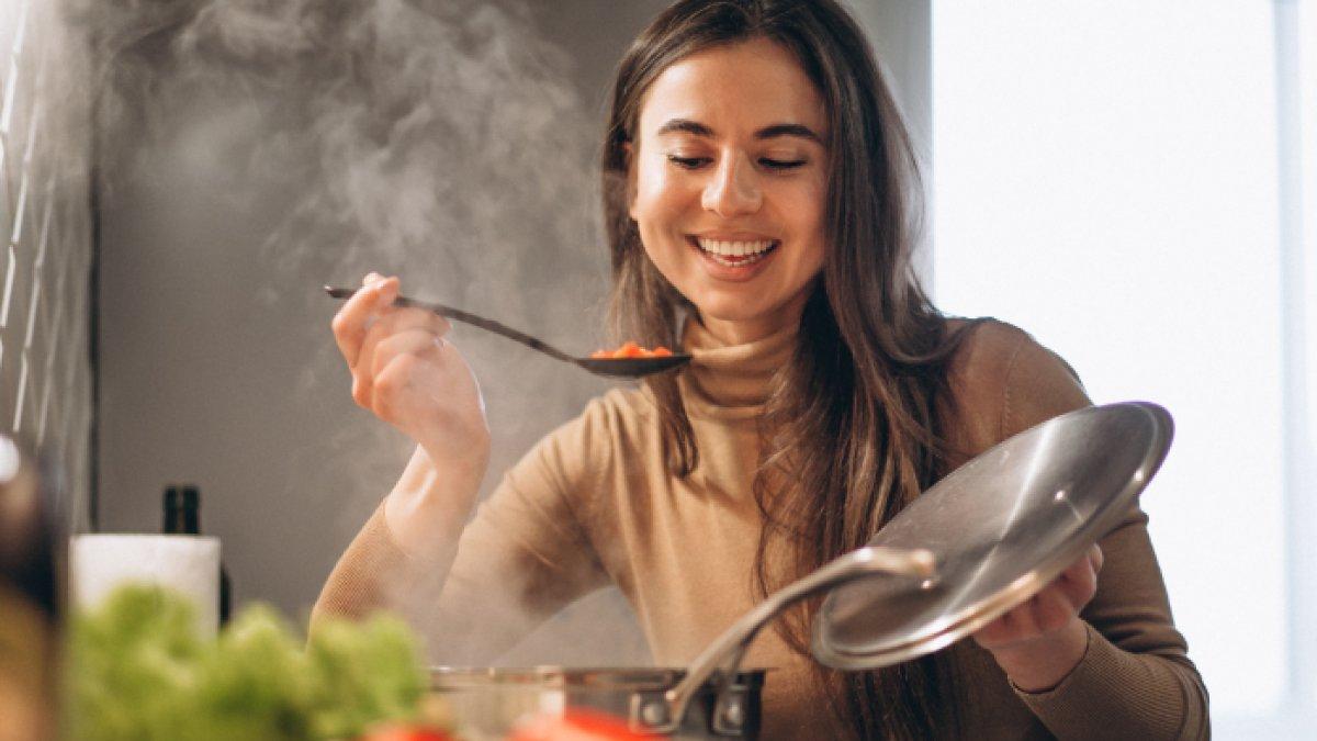 Jika kamu terampil dalam bidang memasak, kamu bisa mengubahnya menjadi penghasilan menjanjikan