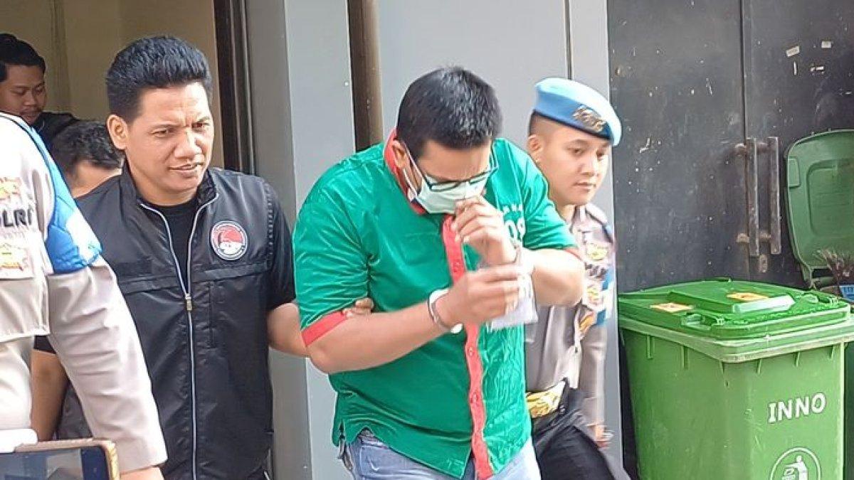 Aktor Ibra Azhari ketika selesai mengikuti pemeriksaan kesehatan di Polres Metro Jakarta Barat, Jumat (5/1/2024)