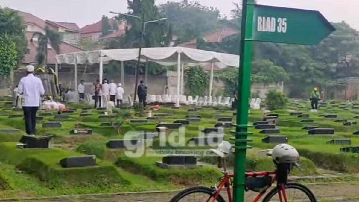 Ibrahim Sjarief Assegaf menghembuskan nafas terakhirnya di usia 54 tahun. Jenazahnya telah dimakamkan di TPU Jeruk Purut, Jakarta pada Rabu (21/5/2025).
