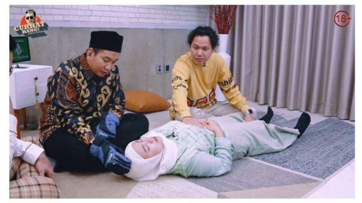 Ibu Selebgram cilik Shabira Alula atau Lala menjalani ruqyah.