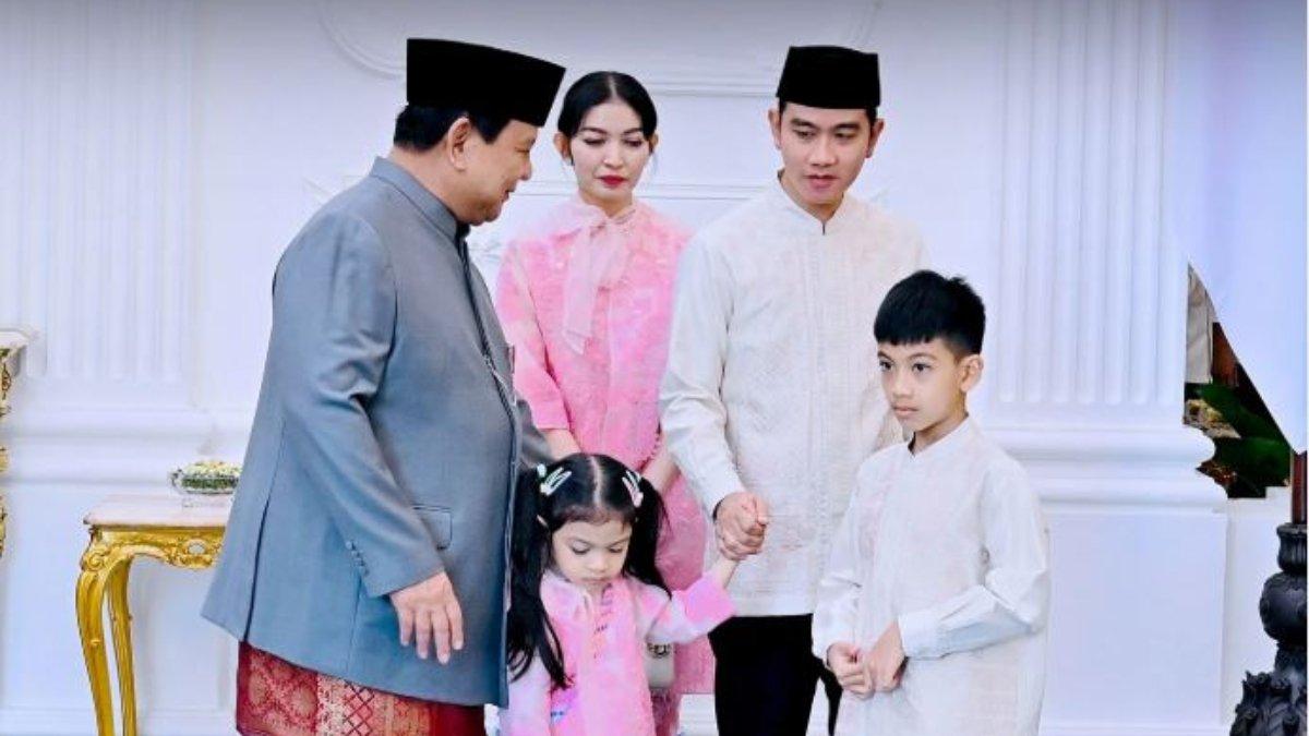 PENAMPILAN SELVI ANANDA SAAT LEBARAN - Ibu dari Jan Ethes itu memilih tampilan elegan dengan atasan model baju kurung berwarna merah muda, dipadukan dengan kain senada yang memperkuat kesan anggun.