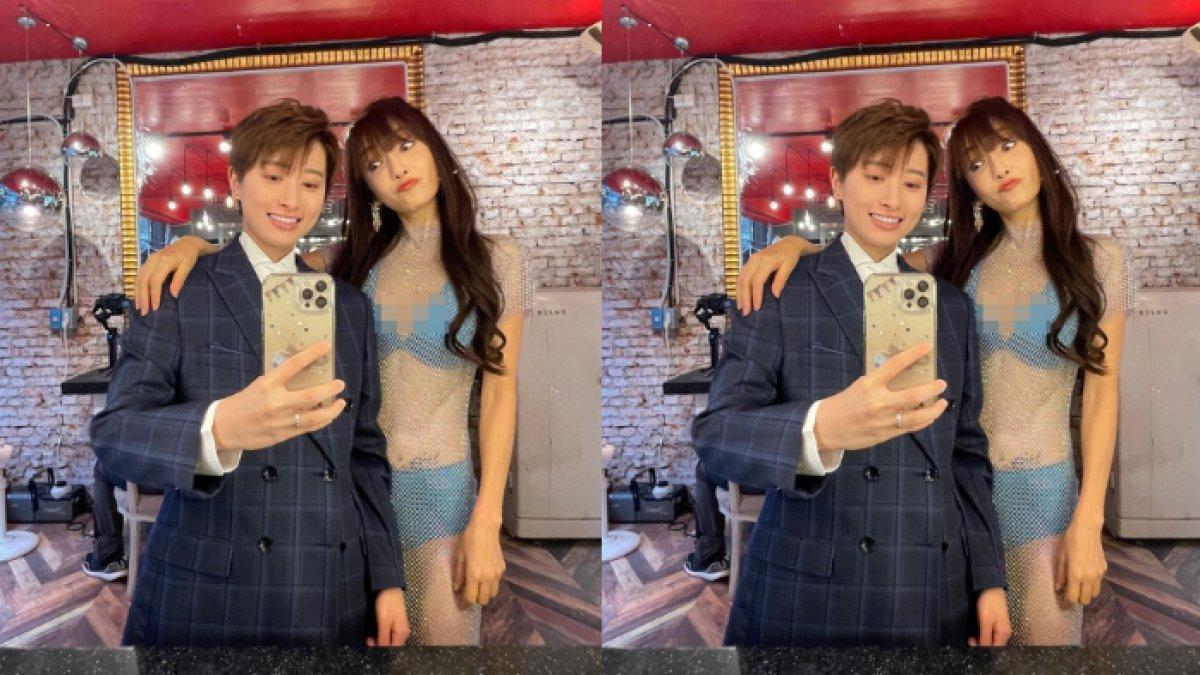 Ibu mempelai wanita kenakan bikini biru di acara pernikahan anaknya