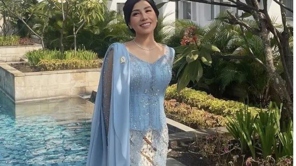 Ibu tiga anak ini memakai kebaya rancangan desainer ternama Renzi Lazuardi.