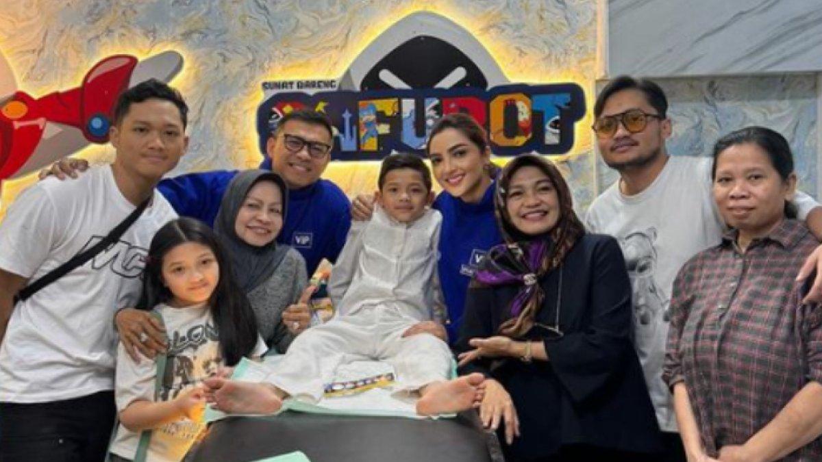 Ibunda Anang Hermansyah ikut temani Arsya disunat