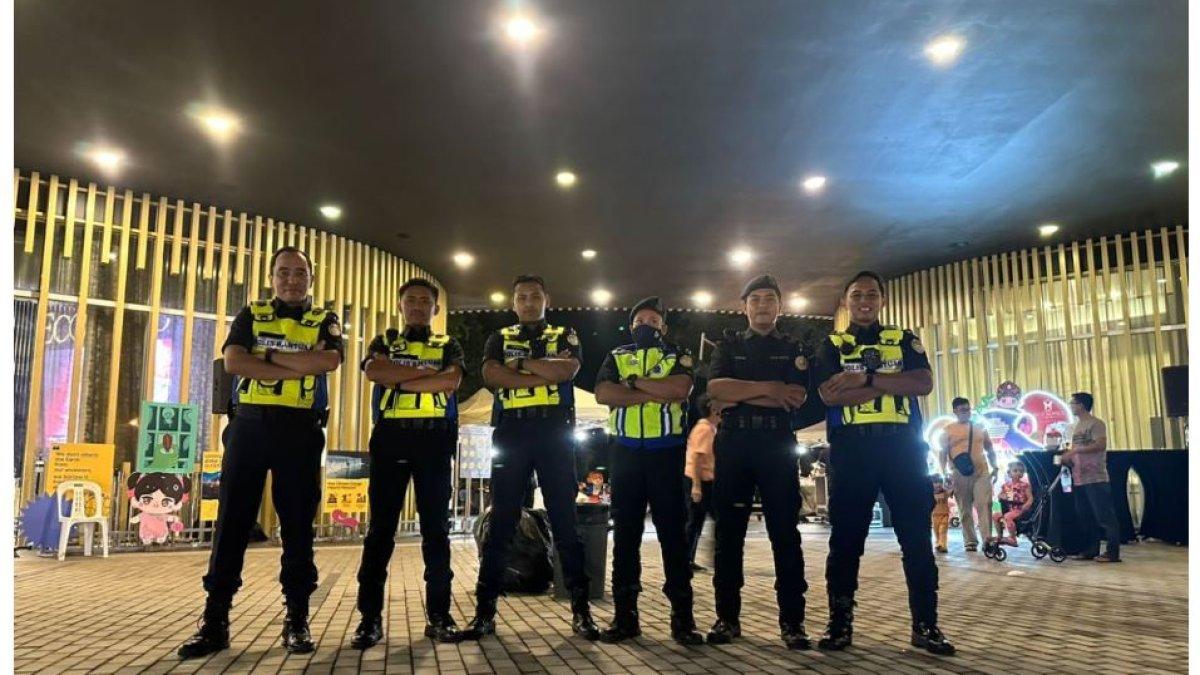 Ikhmal resmi menjadi anggota polisi pembantu pada tahun 2015