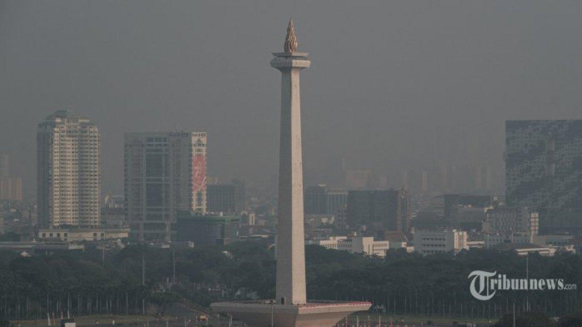 Ilustrasi Polusi Udara di Jakarta. | Monumen Nasional (Monas) terlihat dalam kabut asap akibat polusi udara di Jakarta pada 16 Agustus 2023. (Photo by Yasuyoshi CHIBA / AFP) | Pengamat Kebijakan Publik, Trubus Rahadiansyah menilai kebijakan WFH yang diambil Pemprov DKI jakarta masih belum cukup mengatasi masalah polusi udara.