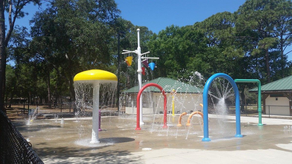 Ilustrasi splash park, atau taman air pancuran di waterpark.