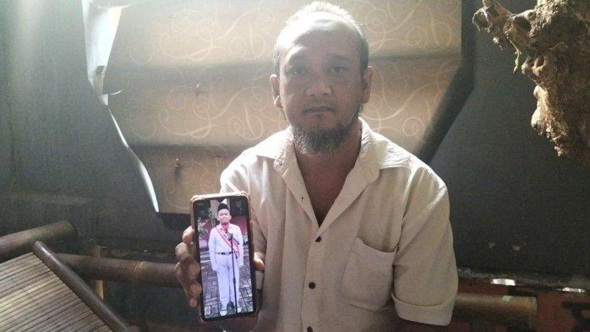 Ilvan Hardian menunjukkan foto anaknya yang hilang sejak Rabu (16/8/2023) lalu dan belum ketemu hingga kini.