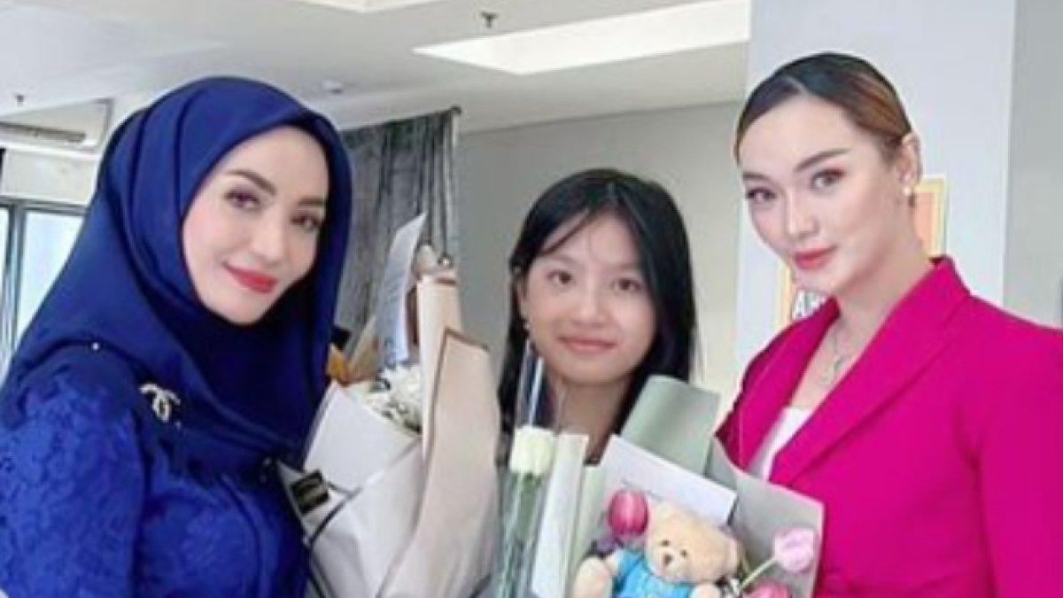 Imel PC dan Zaskia Gotik terlihat akrab ketika menghadiri acara kelulusan SD Aqila