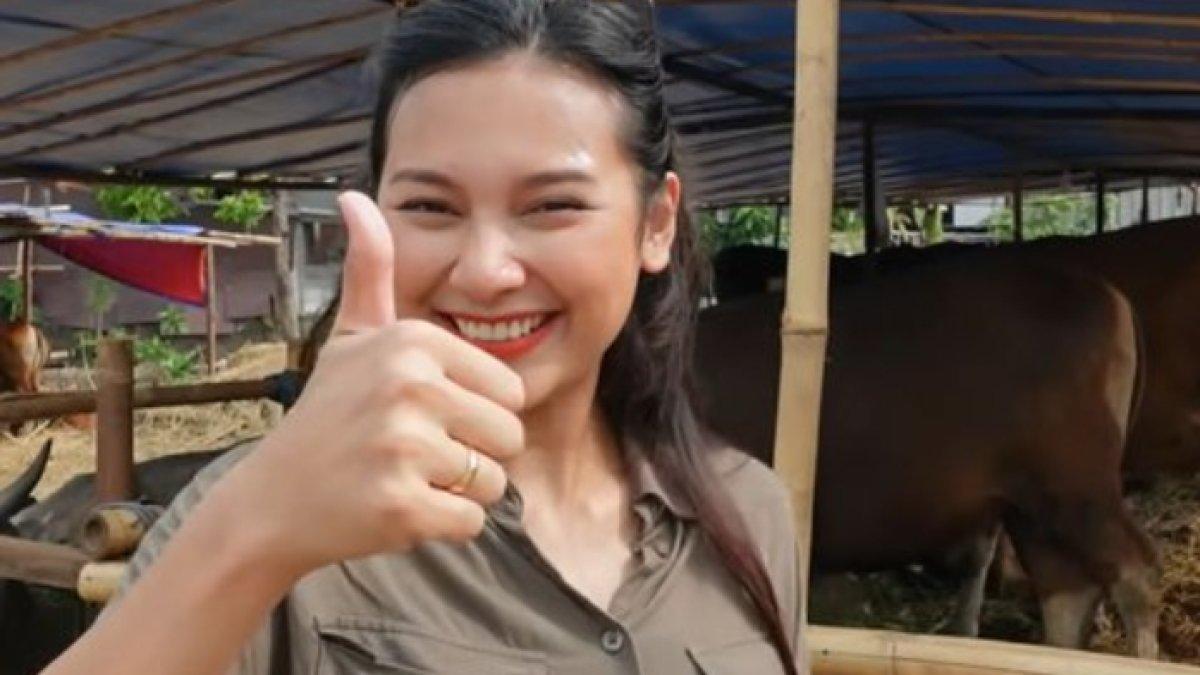 Indah Permatasari ikut jualan hewan kurban