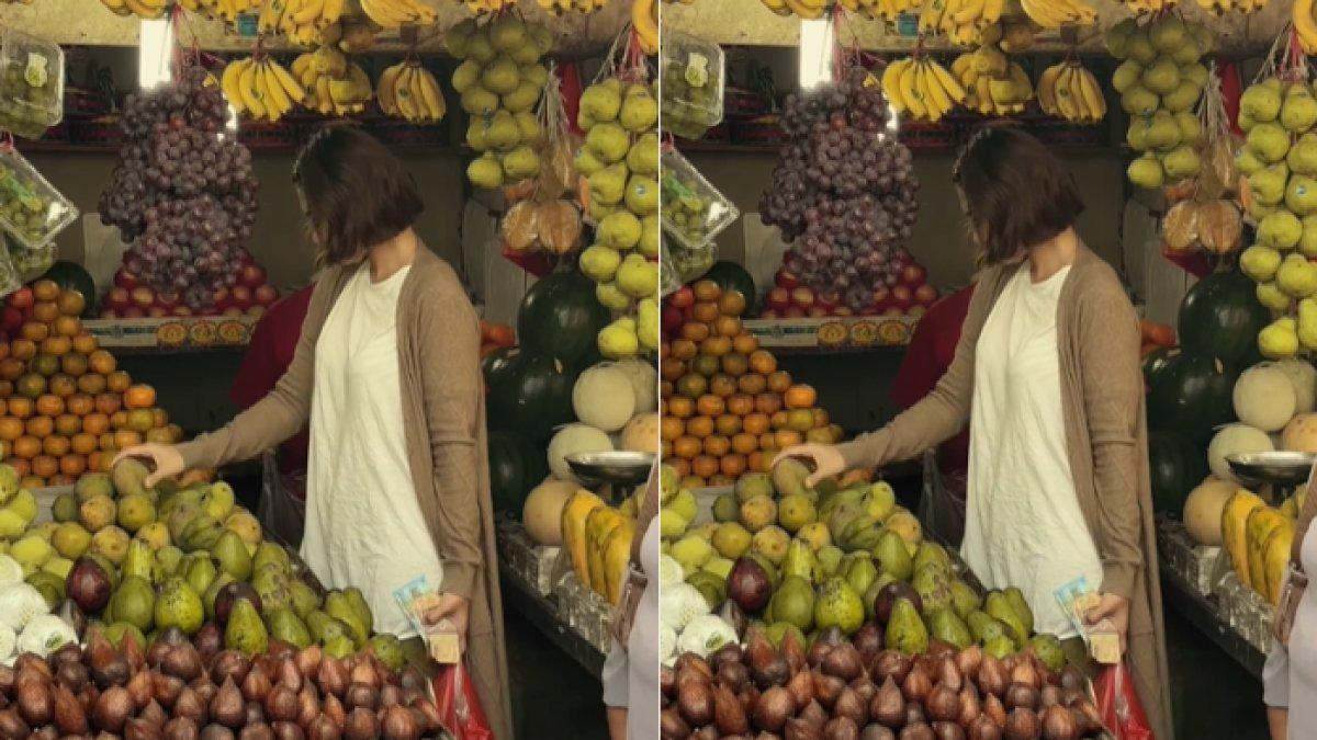 Indah Pertamasari belanja buah ke pasar