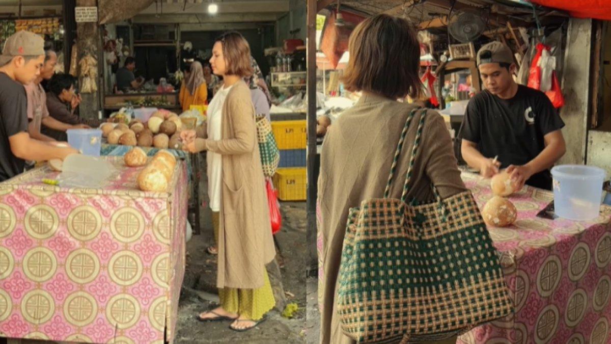 Indah Pertamasari belanja kelapa ke pasar