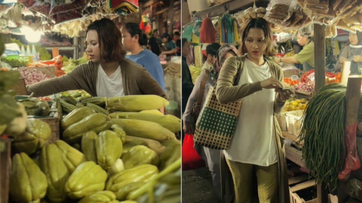 Indah Pertamasari belanja sayur ke pasar