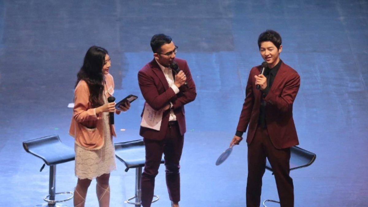 Indra Herlambang saat memandu acara di jumpa penggemar Song Joong Ki