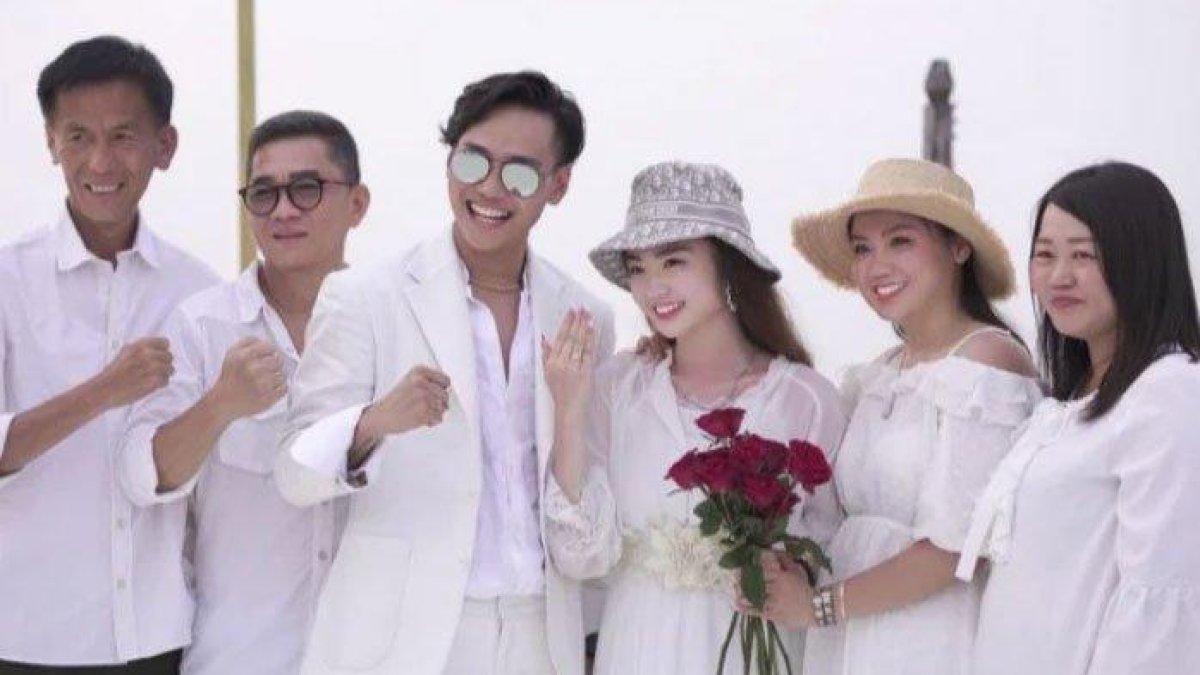 Indra Kenz bersama keluarga sang tunangan, Vanessa Khong