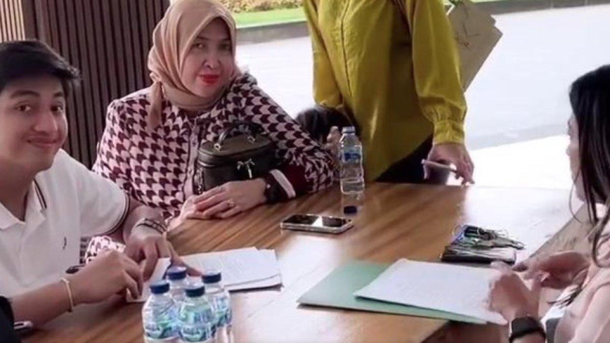 Ini adalah potret saat Harris Vriza membelikan rumah baru untuk sang ibunda.
