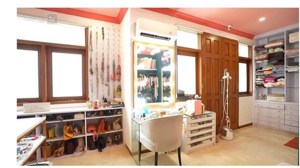 Ini menjadi salah satu ruangan favorit Marshanda, yakni walk in closet.