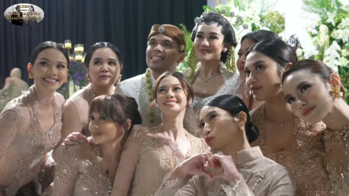 Atta juga menyebut kesamaan juga terjadi pada tim-tim wedding organizer yang mengatur acara.