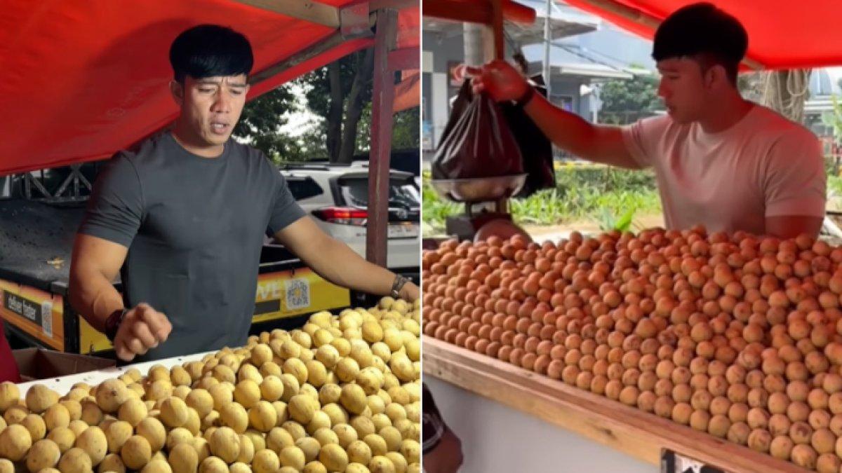Potret Ruri Repvblik yang berjualan buah duku di pinggir jalan. Ia ternyata hanya membantu penjual duku.