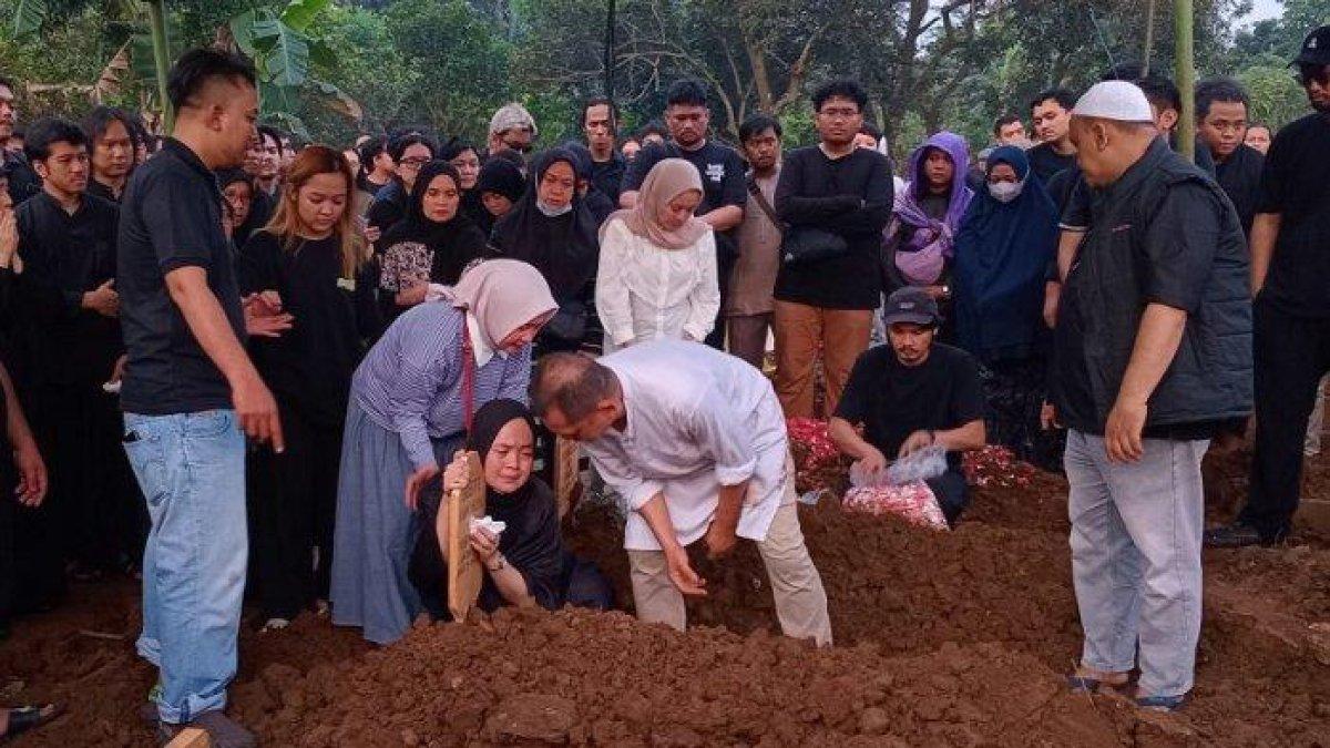 GUSTIWIW MENINGGAL DUNIA - Jenazah Gusti Irawan Wibowo atau yang akrab disapa Gustiwiw dimakamkan di Tempat Pemakaman Umum (TPU) Jati Sari, Bekasi, Jawa Barat, pada Minggu (15/6/2025). Inilah momen ibunda Gusti Irwan Wibowo mengantarkan jenazah ke rumah duka.