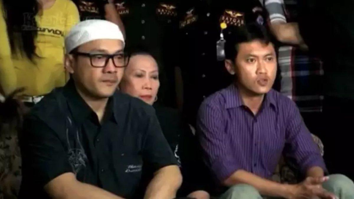 Inilah momen saat Arya Wiguna pertama kali muncul di TV hingga membuat namanya viral. Bersama dengan Adi Bing Slamet, ungkapan 'Demi Tuhan' sekaligus gebrakan meja langsung jadi viral.