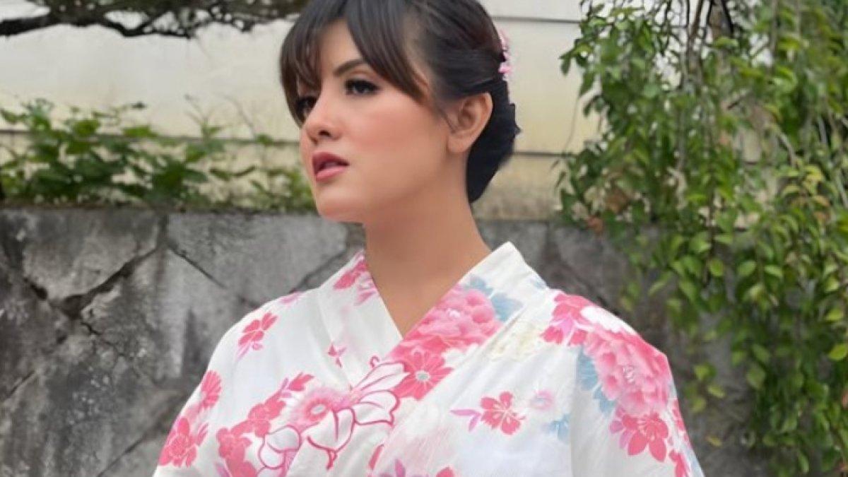 SOSOK INTEN NAVADIA - Inten Navadia adalah model dan aktris, kini kuliah kedokteran di Universitas Hasanuddin (Unhas), Makassar.