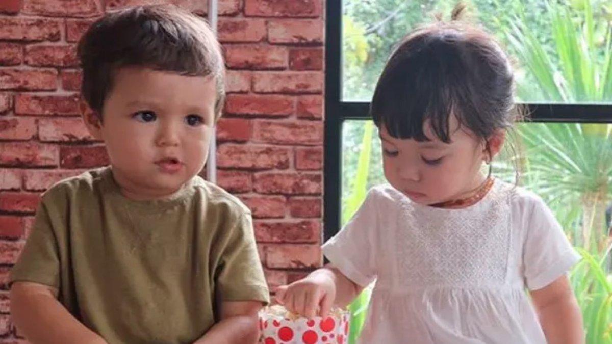 Interaksi keduanya ketika masih kecil sering diunggah Jessica Iskandar dan Gisella di laman Instagram.