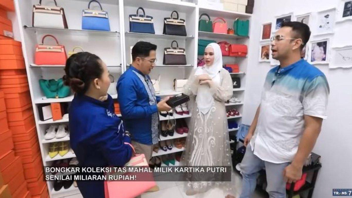 Irfan Hakim, Raffi Ahmad dan Mpok Alpa menyambangi rumah Kartika Putri dan melihat koleksi tas mewahnya.