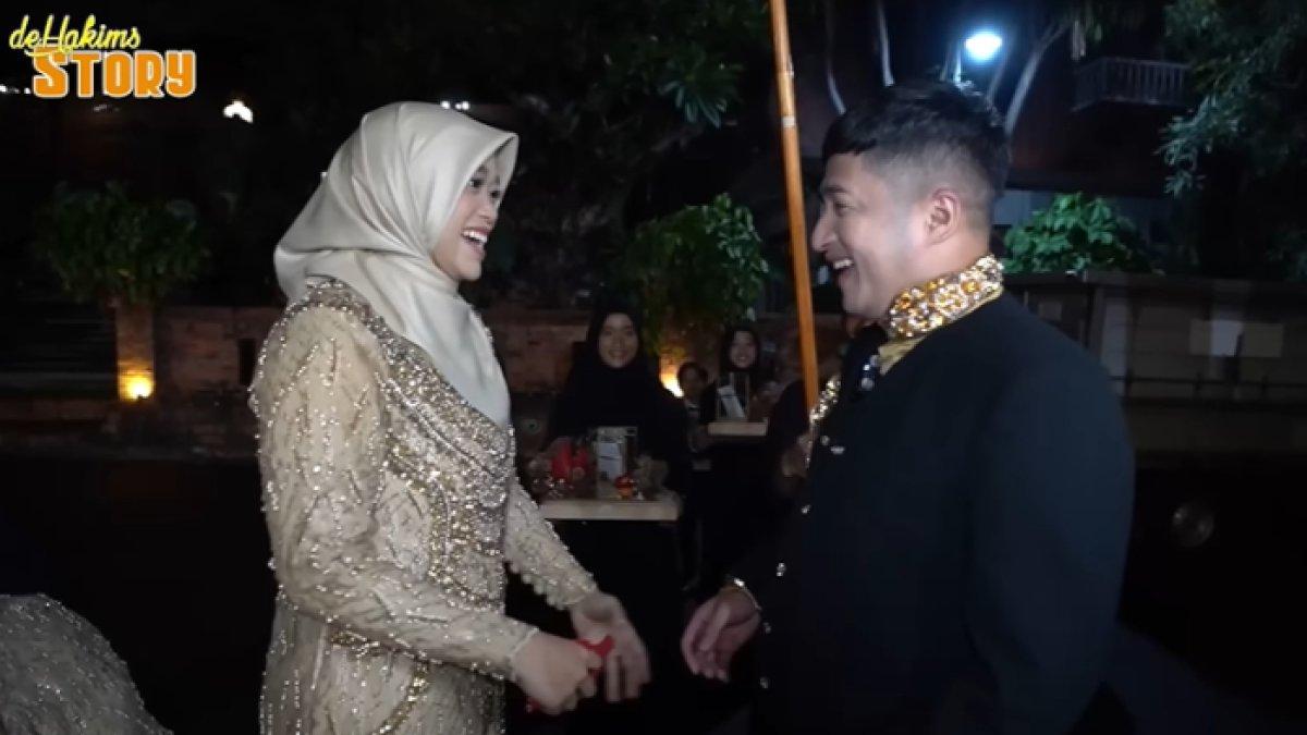 Della Sabrina dikenal sederhana