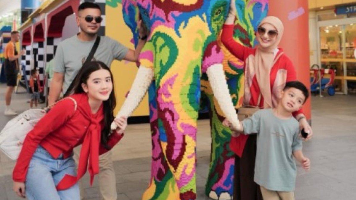 IRISH BELLA LIBURAN - Potret Irish Bella dan Haldy Sabri ajak anak-anak pergi liburan ke Malaysia.