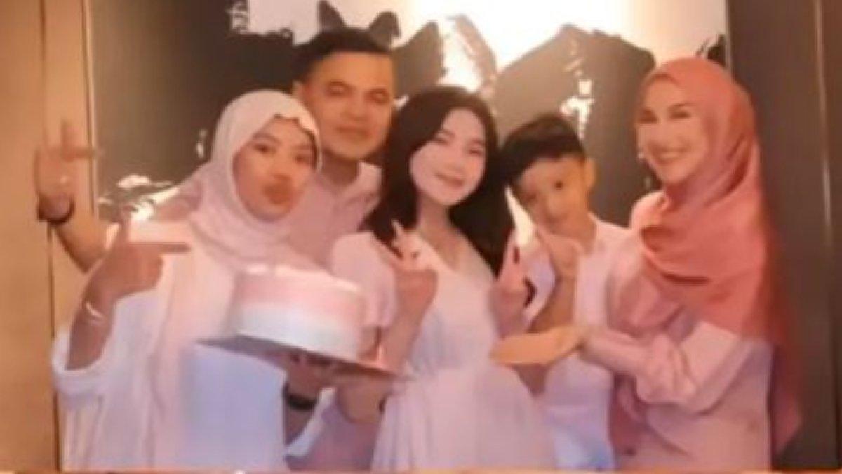 Irish Bella dan anak-anak sambungnya.