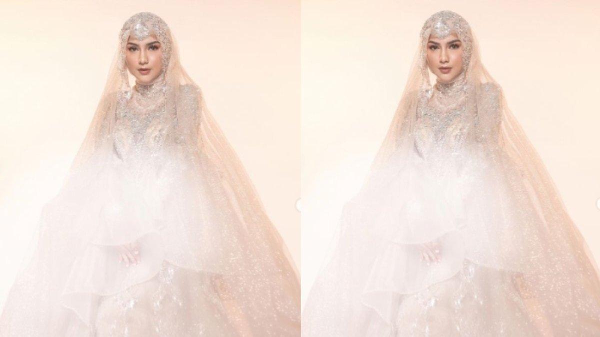 Irish Bella kenakan gaun krem blink-blink